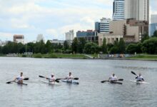 Байдарочники на воде во время музыкального выступления