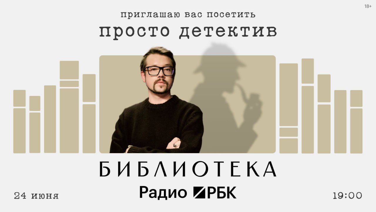 Изображение старой библиотеки с таинственным освещением и книгами на полках