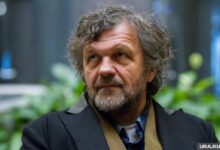 Эмир Кустурица с чемоданами и паспортом с двуглавым орлом