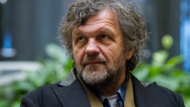 Эмир Кустурица с чемоданами и паспортом с двуглавым орлом