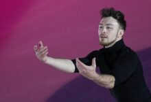 Дмитрий Алиев на льду, готовящийся к выступлению после выздоровления