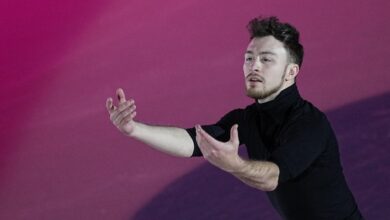 Дмитрий Алиев на льду, готовящийся к выступлению после выздоровления