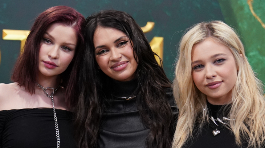 Юные участницы группы SEREBRO на фоне рок-музыкантов