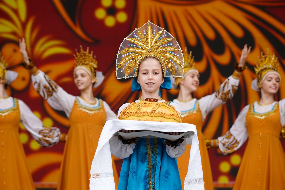 Праздничная атмосфера на Поклонной горе во время Самоварфеста с народными танцами и чаем