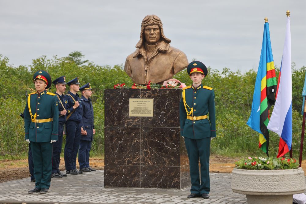 Изображение памятника пилота, увековеченного в Охе, на фоне неба и природы