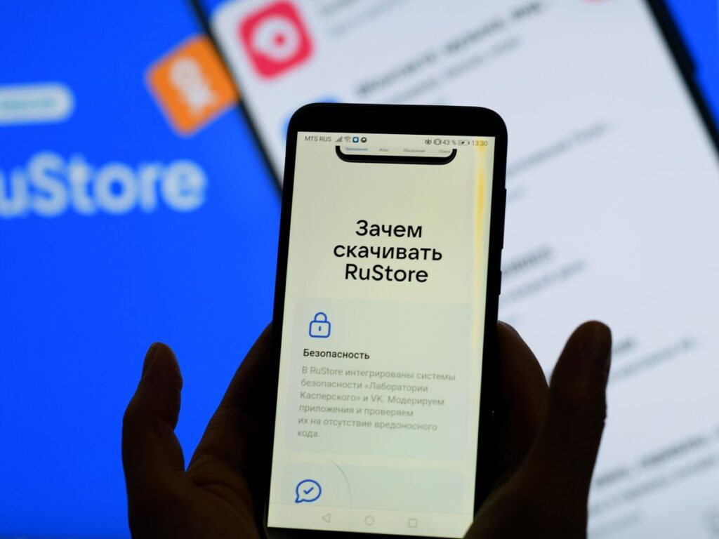 Чемодан на вокзале, символизирующий поездки за границу с услугами Госуслуг и RuStore