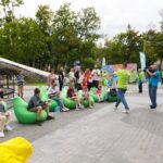 Взрослые люди прыгают в классики на ВДНХ