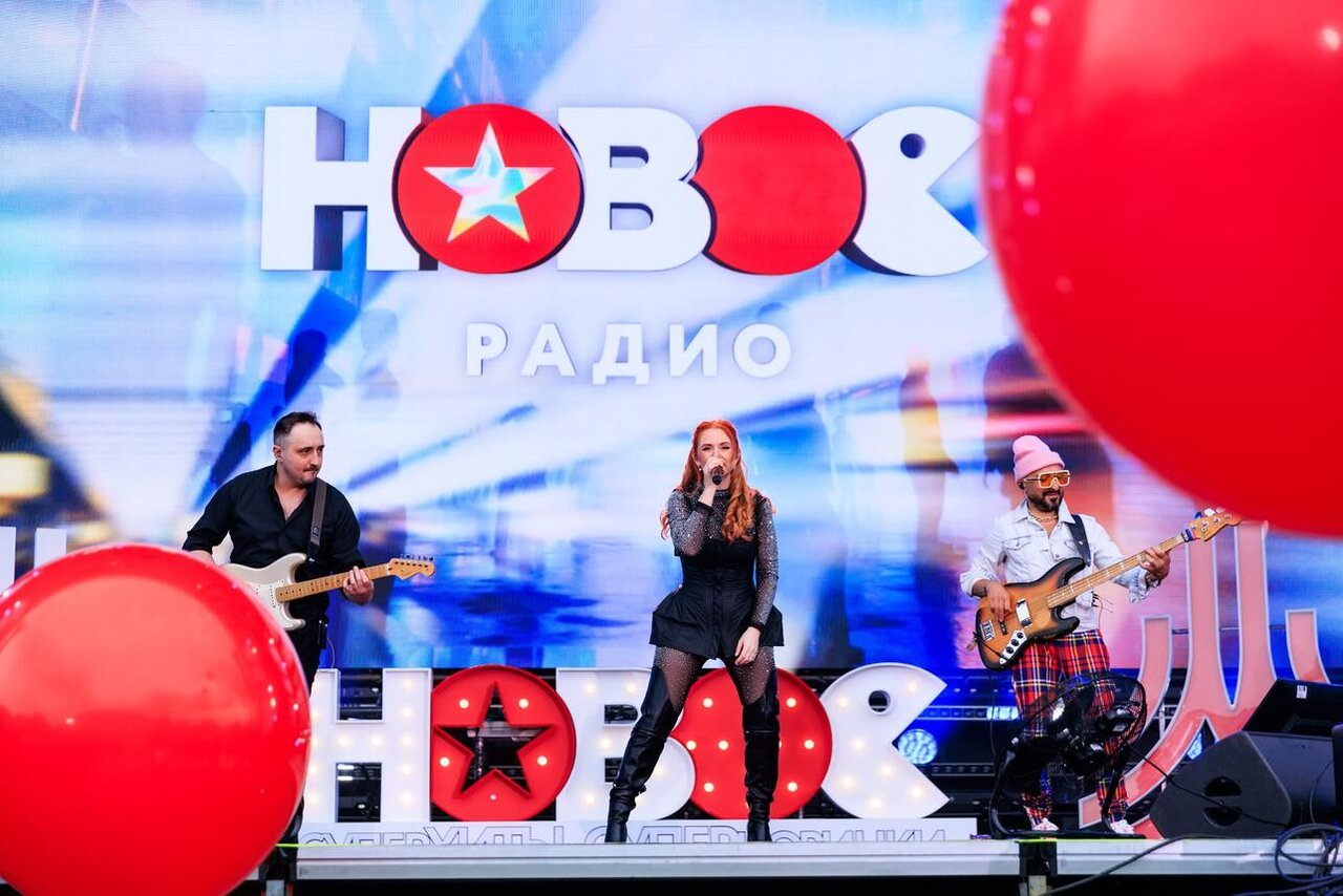 Лена Катина выступает перед 180-тысячной толпой в Лужниках