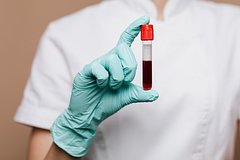 Иллюстрация шприца, вводящего кровь в вену, с намеком на медицинское исцеление.