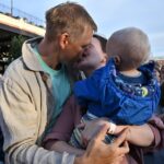 Сотни влюбленных москвичей устанавливают рекорд России с помощью своих губ.
