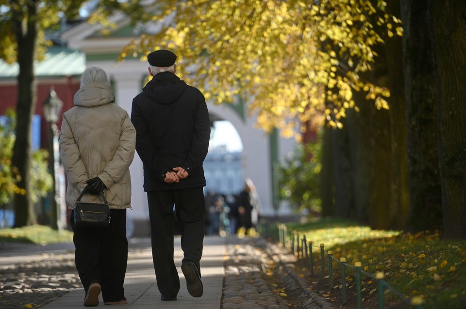 Изображение золотых гор, символизирующих 50-летие совместной жизни