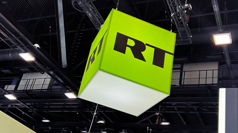 Мария Захарова на фоне экранной магии, с попкорном в руках