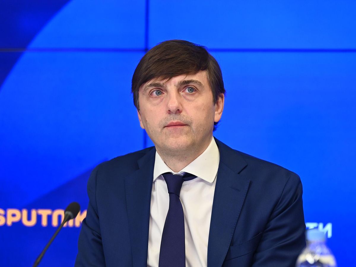 Изображение, иллюстрирующее использование нейросетей в образовательном процессе для старшеклассников