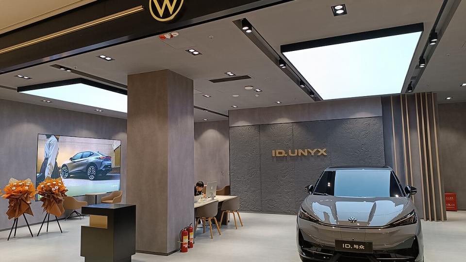 Изображение автомобиля Volkswagen, символизирующего переход к экологии и устойчивому развитию