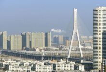 Самолет на фоне Камчатки, символизирующий новый маршрут в Харбин