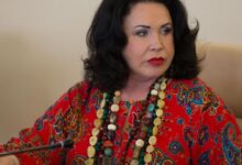 Изображение Бабкиной, бросающей музыкальную перчатку, символизирующую вызов и новые начинания.
