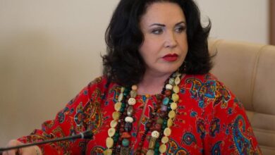 Изображение Бабкиной, бросающей музыкальную перчатку, символизирующую вызов и новые начинания.