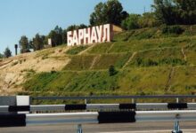 Изображение Барнаульской Ривьеры с элементами тропического дизайна и природой Сибири