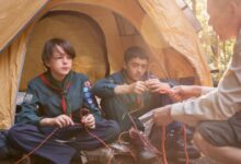 Дети играют на пляже в Севастополе, наслаждаясь летними каникулами с кэшбеком.