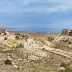 Средневековый город на дне обмелевшего Аральского моря, с дамбой и без стен.