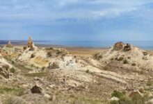 Средневековый город на дне обмелевшего Аральского моря, с дамбой и без стен.