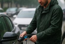 Сцена с электрическими автомобилями на фоне природы под Уфой