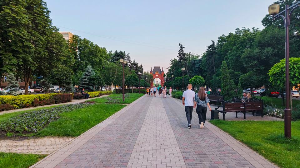 Новотроицк расцветает на глазах: новый бульвар у лицея грозит стать главным курортом для горожан