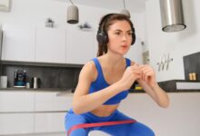 Веселая тренировка дома: человек занимается спортом с улыбкой