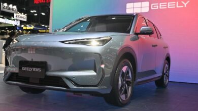 Geely EX5 на фоне живописного пейзажа, символизирующий долгие поездки без остановок на заправках