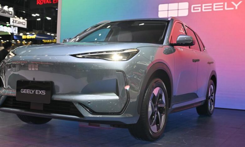 Geely EX5 на фоне живописного пейзажа, символизирующий долгие поездки без остановок на заправках