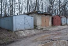 Суровые челябинские мужчины на фоне гаражей