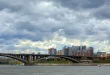 Фонтан на Театральной площади Красноярска, украшенный к юбилею.