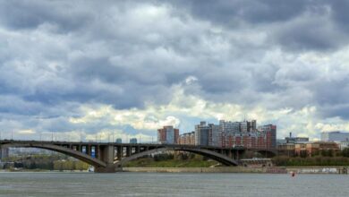 Фонтан на Театральной площади Красноярска, украшенный к юбилею.