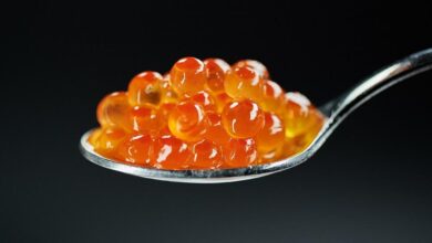 Изображение с икорными бутербродами, символизирующими успех сахалинской икры