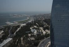 Изображение, символизирующее сотрудничество между азербайджанскими энергетиками и китайскими технологиями