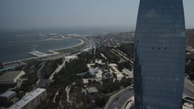 Изображение, символизирующее сотрудничество между азербайджанскими энергетиками и китайскими технологиями