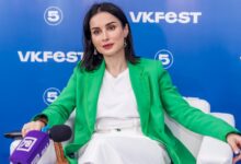 Изображение наследников Тины Канделаки, занимающихся с гантелями