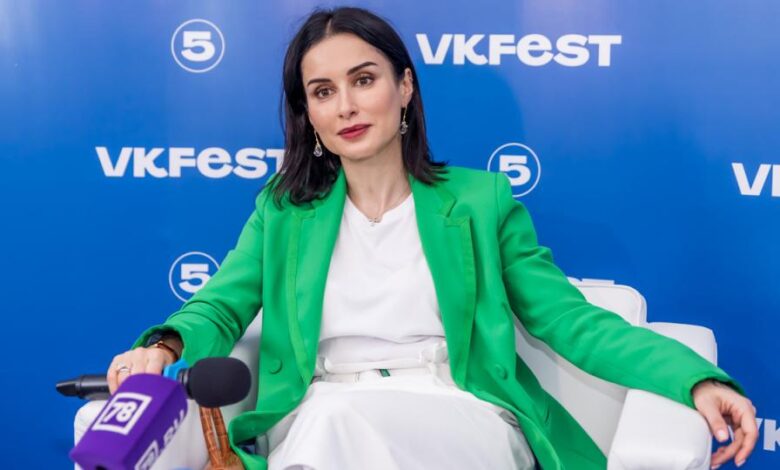 Изображение наследников Тины Канделаки, занимающихся с гантелями