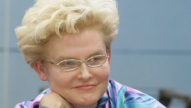 Елена Малышева с Колобком, символом противодействия хандре