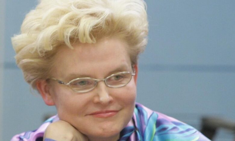 Елена Малышева с Колобком, символом противодействия хандре