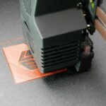3D-принтер в форме богатыря на фоне городской сцены