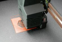 3D-принтер в форме богатыря на фоне городской сцены