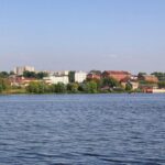 Легендарный теплоход, плывущий по реке Волге