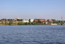 Легендарный теплоход, плывущий по реке Волге