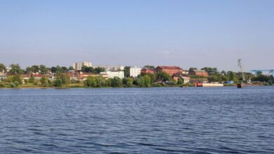 Легендарный теплоход, плывущий по реке Волге
