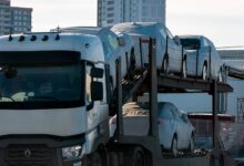 Изображение людей, пересаживающихся на электрические автомобили и велосипеды в России