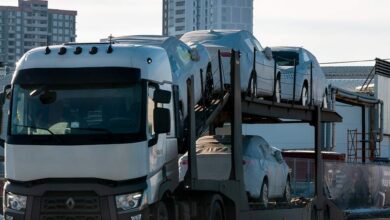 Изображение людей, пересаживающихся на электрические автомобили и велосипеды в России