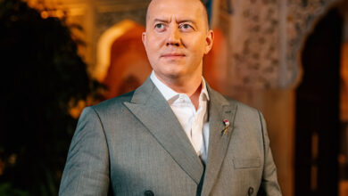 Сергей Бурунов с золотым самородком на фоне Лужников