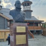 Изображение адмирала Ушакова, бросающего якорь на реке Волга