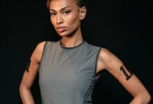 Подиум с гламурными атлетами, участвующими в шоу «Титаны», бросающими вызов искусственному интеллекту.
